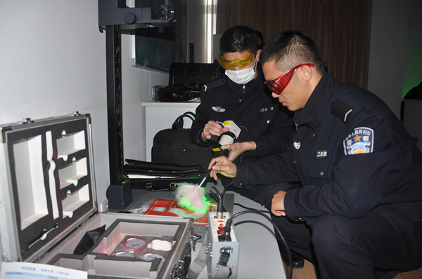 二大隊13刑三開展多波段光源顯現(xiàn)指紋實訓